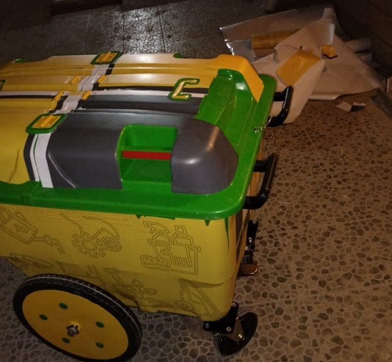 عربة جمع مخلفات تحمل شعار FM+