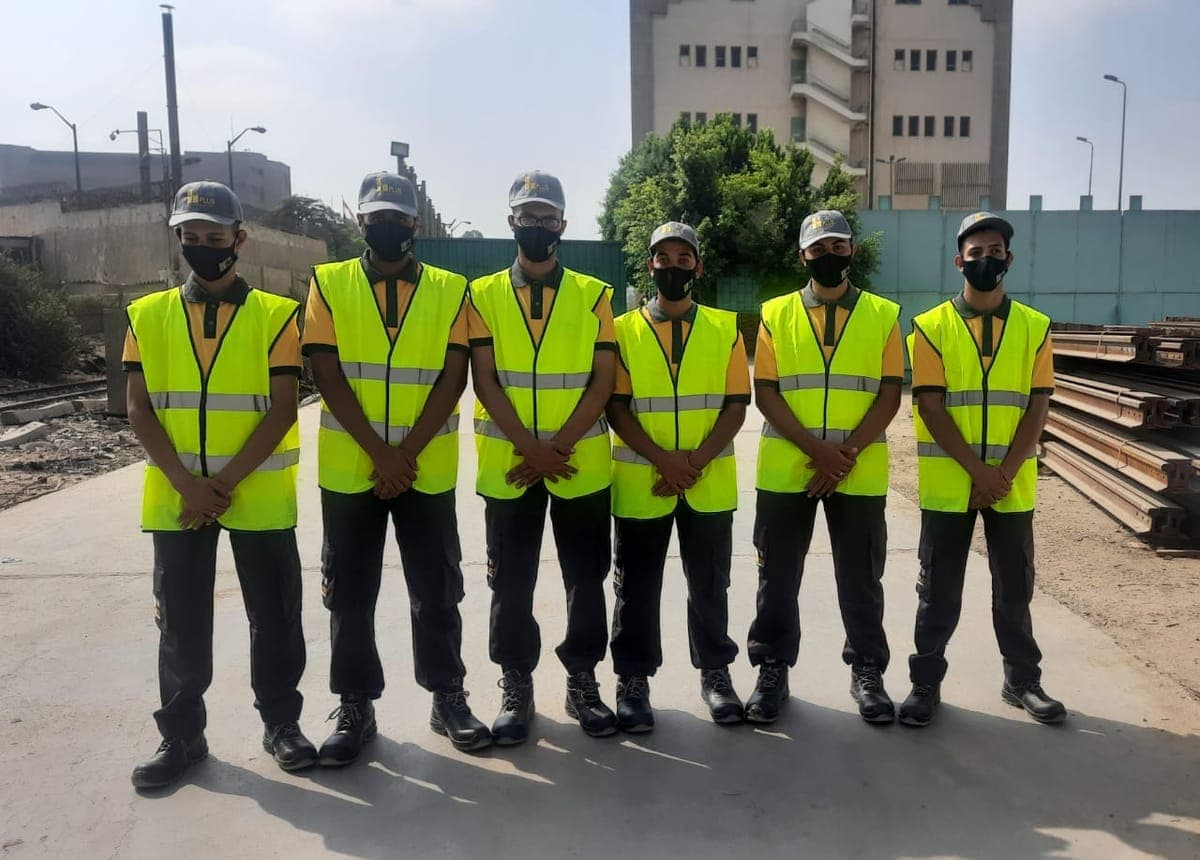 فريق الأمن والموقع من FM+ بسترات عالية الوضوح