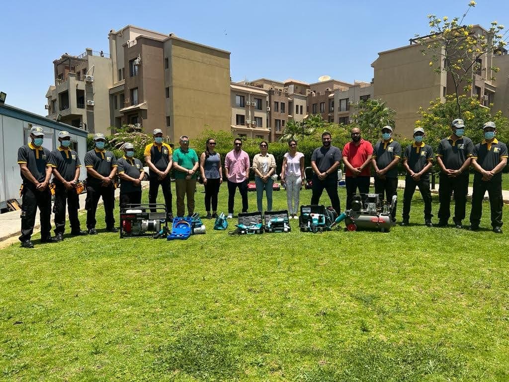 فريق FM+ للنظافة والأمن والصيانة في الموقع مع معداتهم